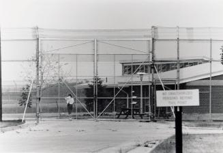 A guard standing behind the fence at the Vanier Centre for Women. Milton (Ont.)