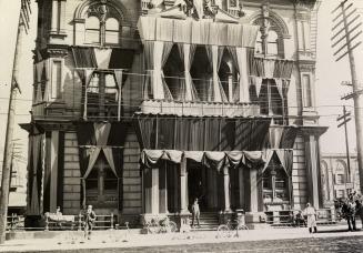 Edward VII, Decorations Mourning Death, on Custom House (1876-1919)