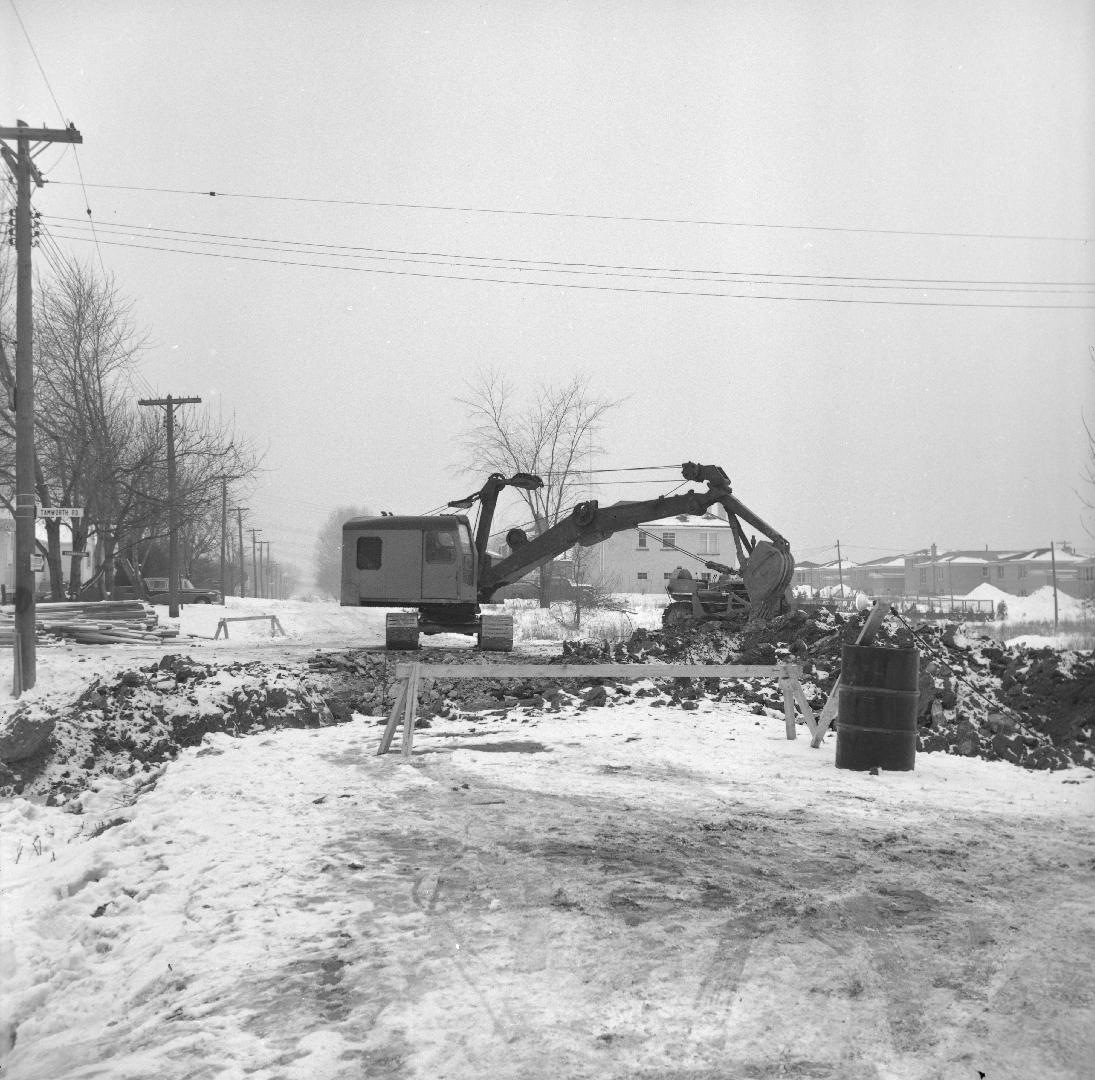 Hounslow Avenue, looking west from e