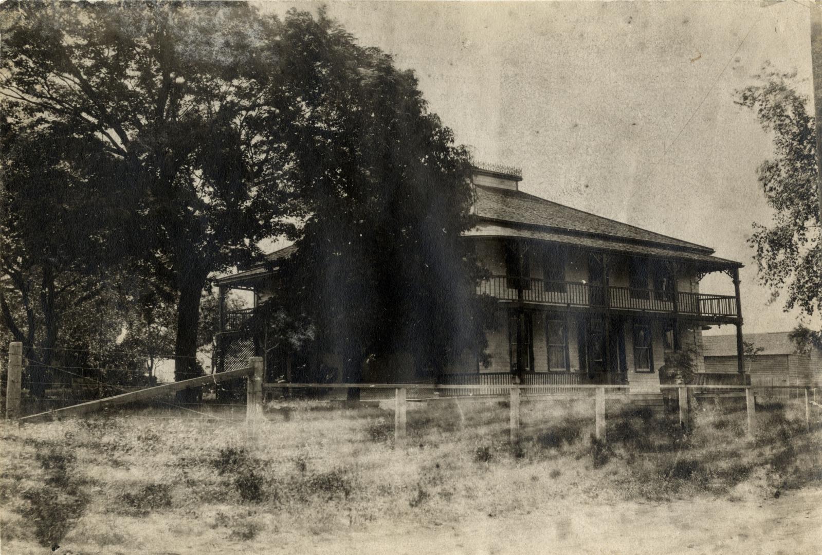 Golden Lion Hotel, Yonge Street, southwest corner Sheppard Avenue