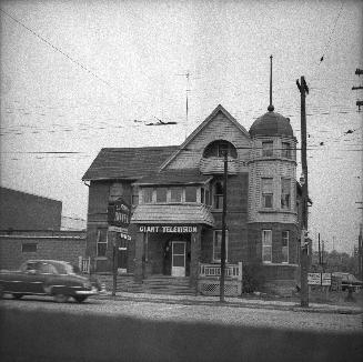 Almont Hotel, Lakeshore Boulevard W