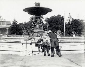 Allan Gardens, fountain