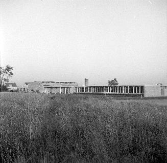 West Glen Public School, Cowley Avenue, south side, west of Meadowbank Road