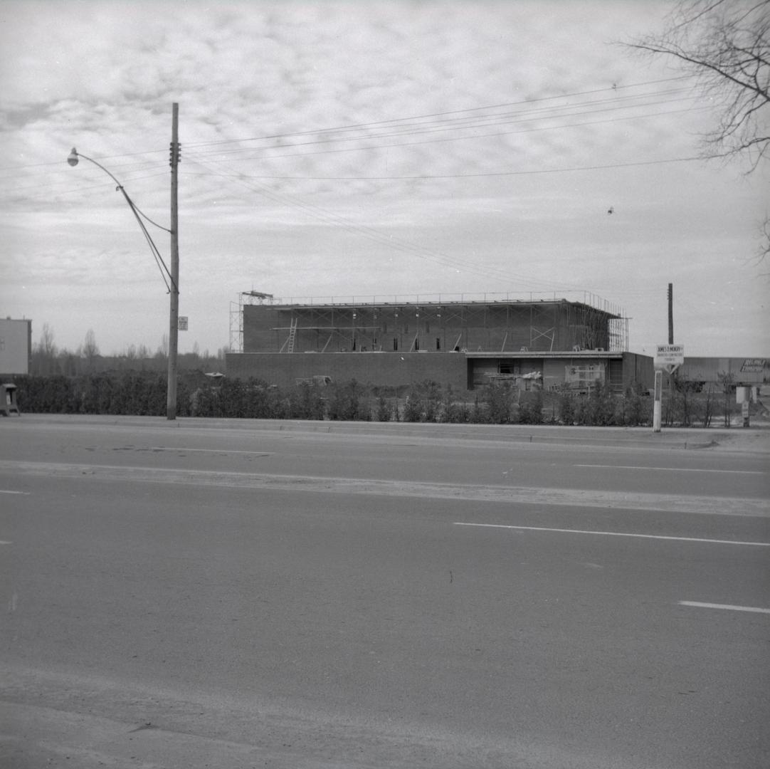 North York Memorial Swimming Pool, Yonge Street, west side, between Burnett & Park Home Aves