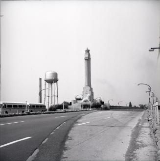 Queen Elizabeth Way, monument at eastern approach, east of bridge over C