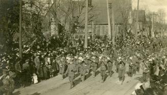 World War, 1914-1918, Parade, of troops before leaving, Bloor St