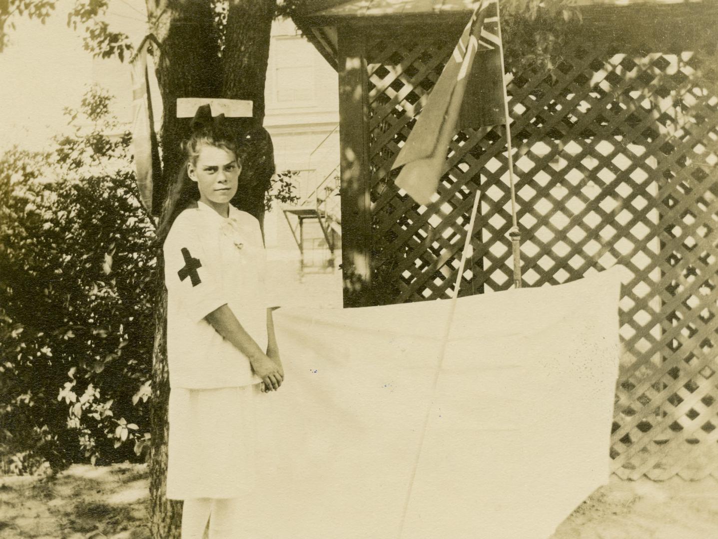 World War, 1914-1918, Red Cross, garden party in grounds of Empringham Hotel, Danforth Avenue, southwest corner Dawes Road