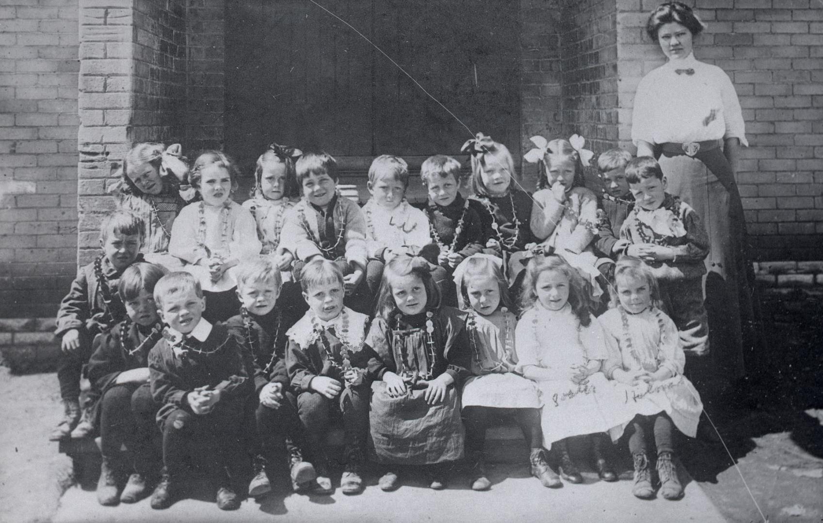 Roden Public School, Ashdale Avenue, west side, north of Gerrard Street East, infant classé