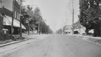 Yonge Street looking north from south of Bedford Park Avenue, Toronto, Ontario. Image shows a s…