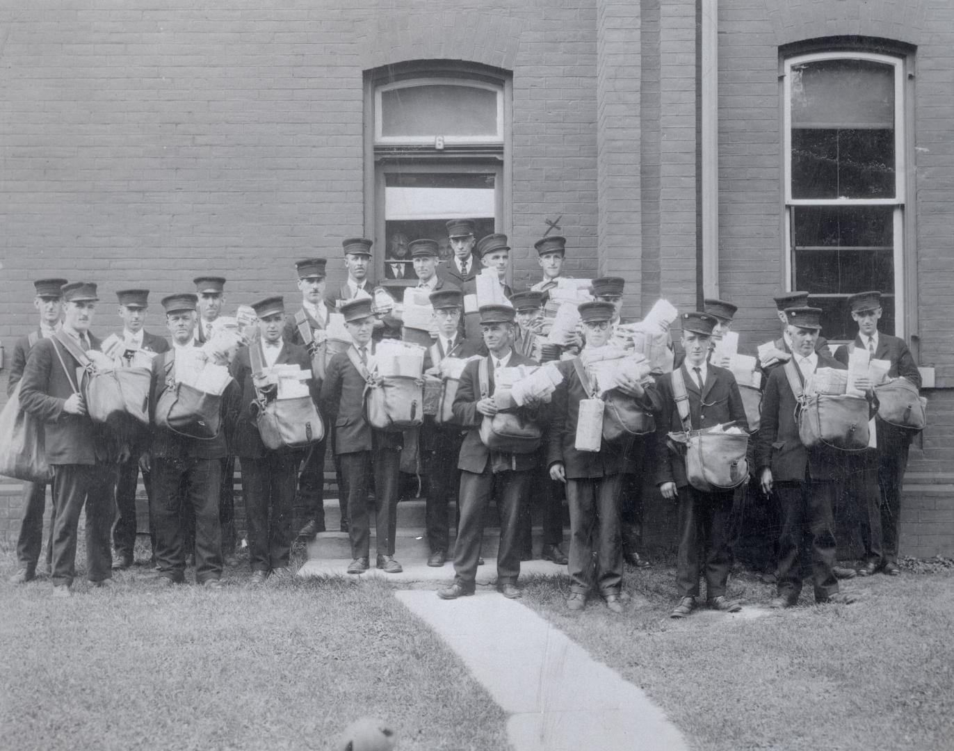 Oulcott's Hotel, Yonge St., northwest corner of Helendale Ave.. Image shows a big groups of pos…