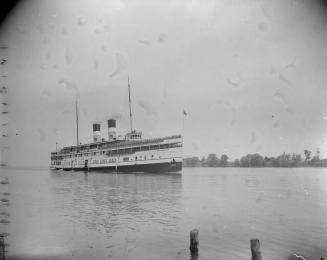 Image shows a ship on the lake.