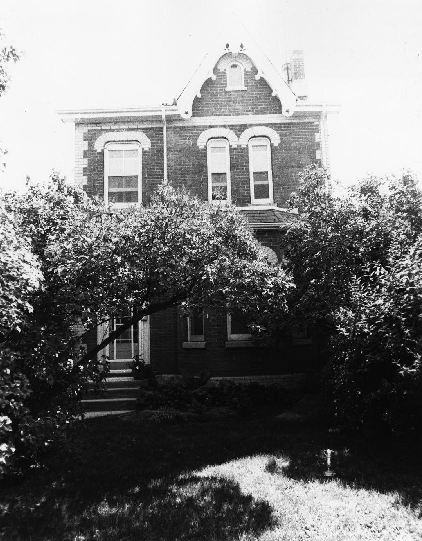 A three storey residential house at 309 Davisville Avenue, Toronto, Ontario. There is a front y…