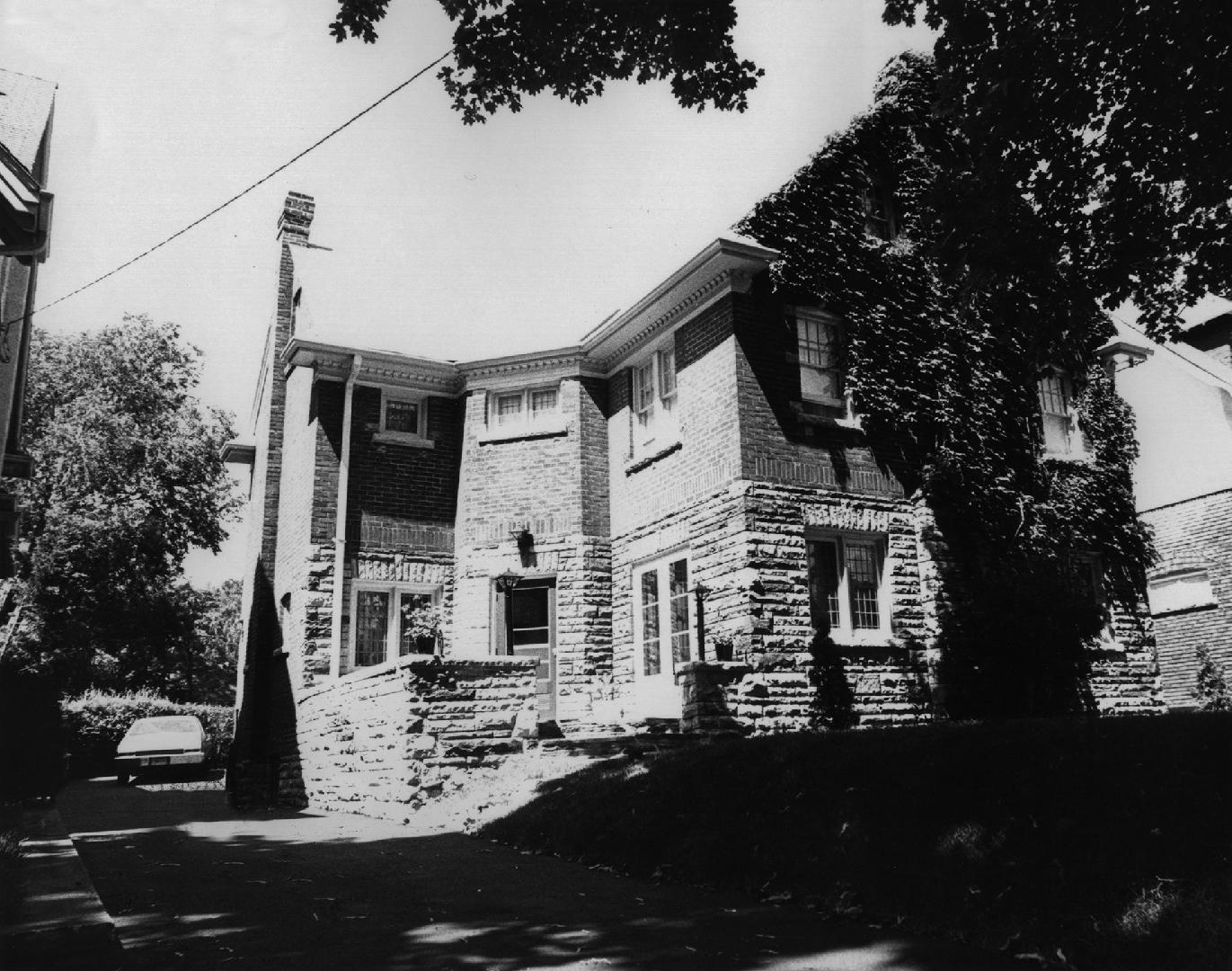 House, Oriole Parkway, west side, between Tranmer Avenue and College view Avenue, Toronto, Onta…