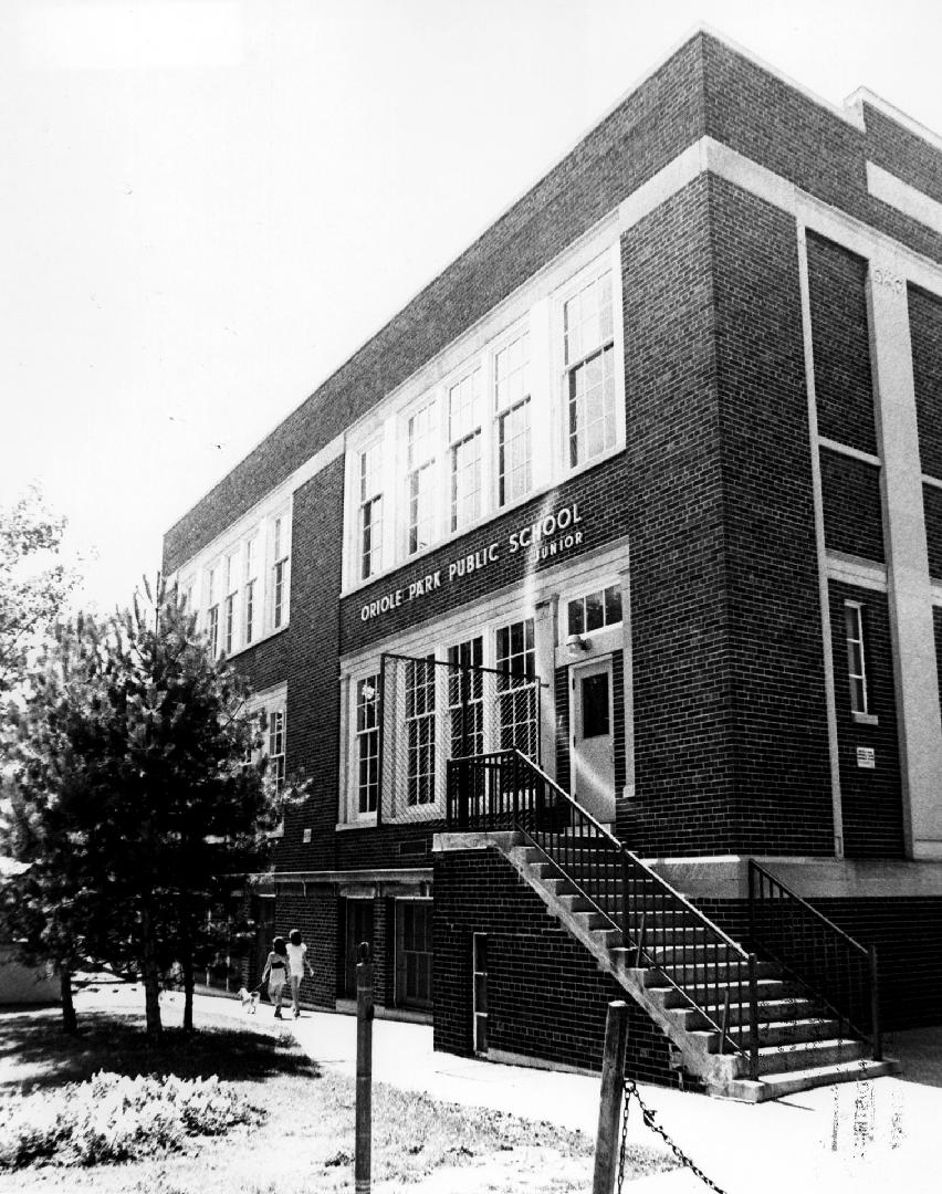 Oriole Park Public School, Braemar Avenue, northwest corner of College View Avenue, Toronto, Ontario