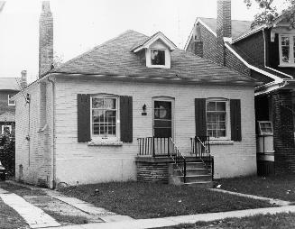 House, 27 Briar Hill Avenue, south side, between Yonge Street and Duplex Avenue, Toronto, Ontar…