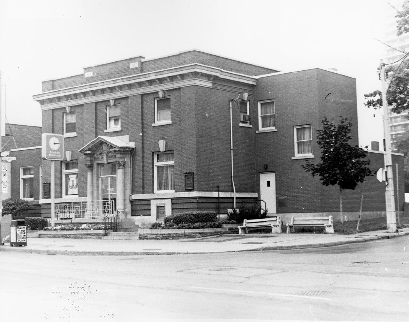 Bank of Montreal, Yonge Street, southwest corner of Roselawn Avenue, Toronto, Ontario. Image sh…