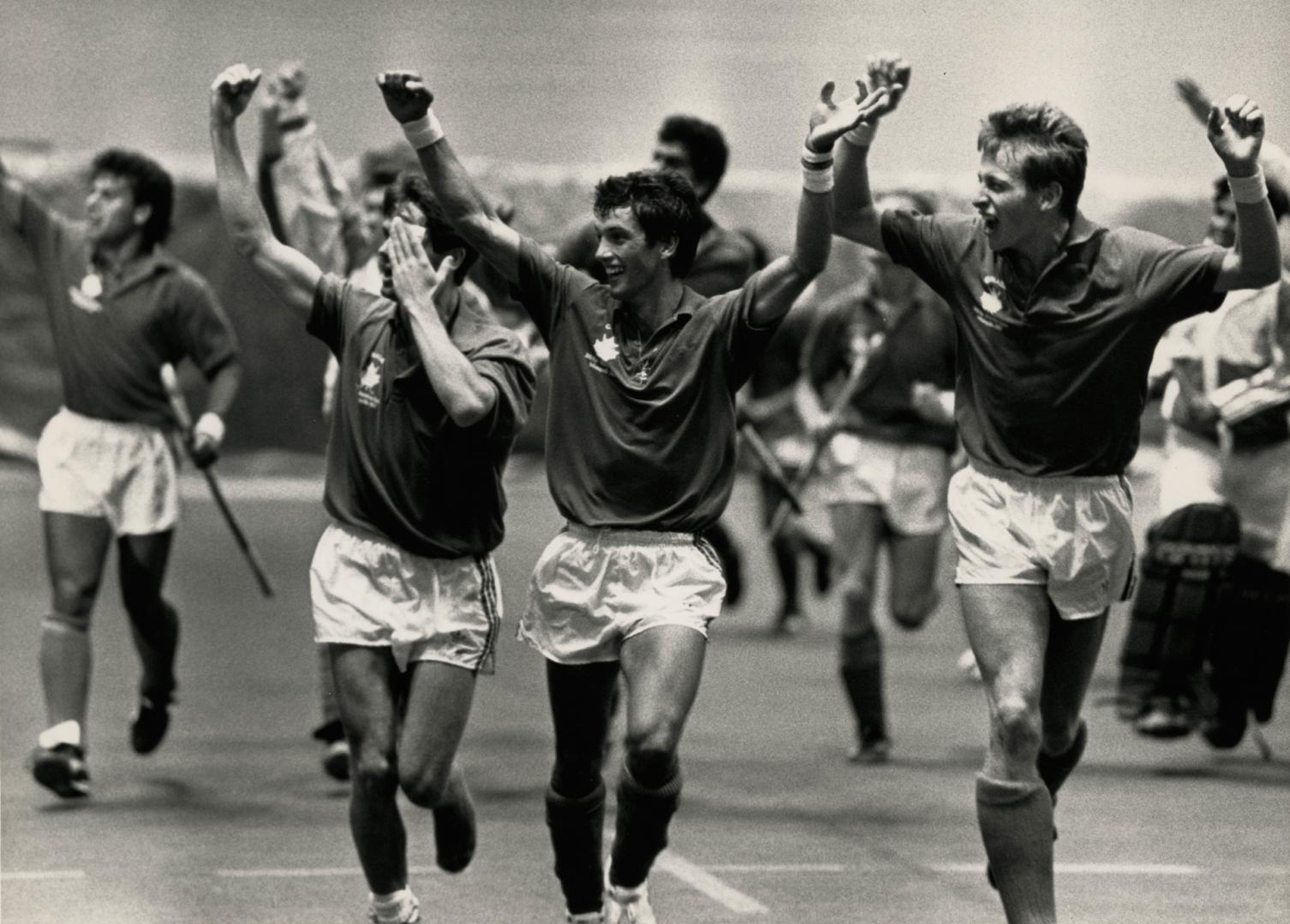 Canada's field hockey team takes a lap of victory after defeating Argentina 3-1 to win gold medal and a trip to Seoul for Olympics