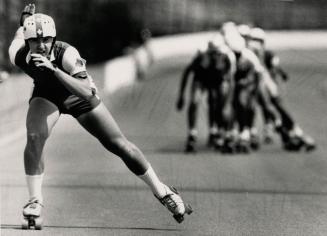 Dwight Thies leads the pack but is losing the lead as eventual American winner breaths down his neck on Speedway straight in mens 10000m roller skate event