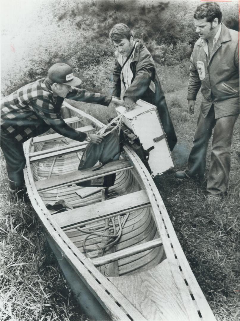 One Of Three Canoes that tipped in four-foot waves on Lake Timiskaming in examined by members of the Quebec provincial police force investigating the (...)