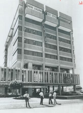 Window cleaner killed. A window cleaner fell seven storeys to his death yesterday while working on Etobicotower (above) at Burnhamthorpe Rd, and the W(...)