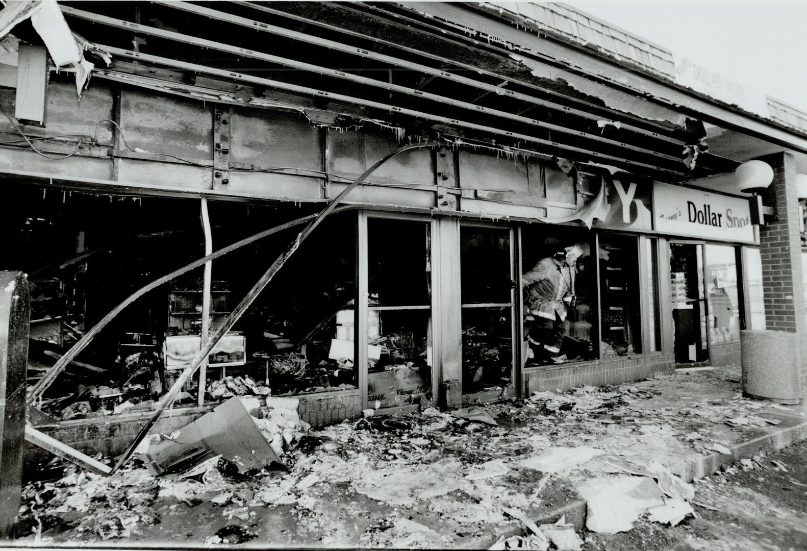 Drugstore destroyed. Firefighters arrived at a strip mall on Silver Creek Blvd. In Mississauga yesterday to find this drugstore engulfed in flames. Da(...)