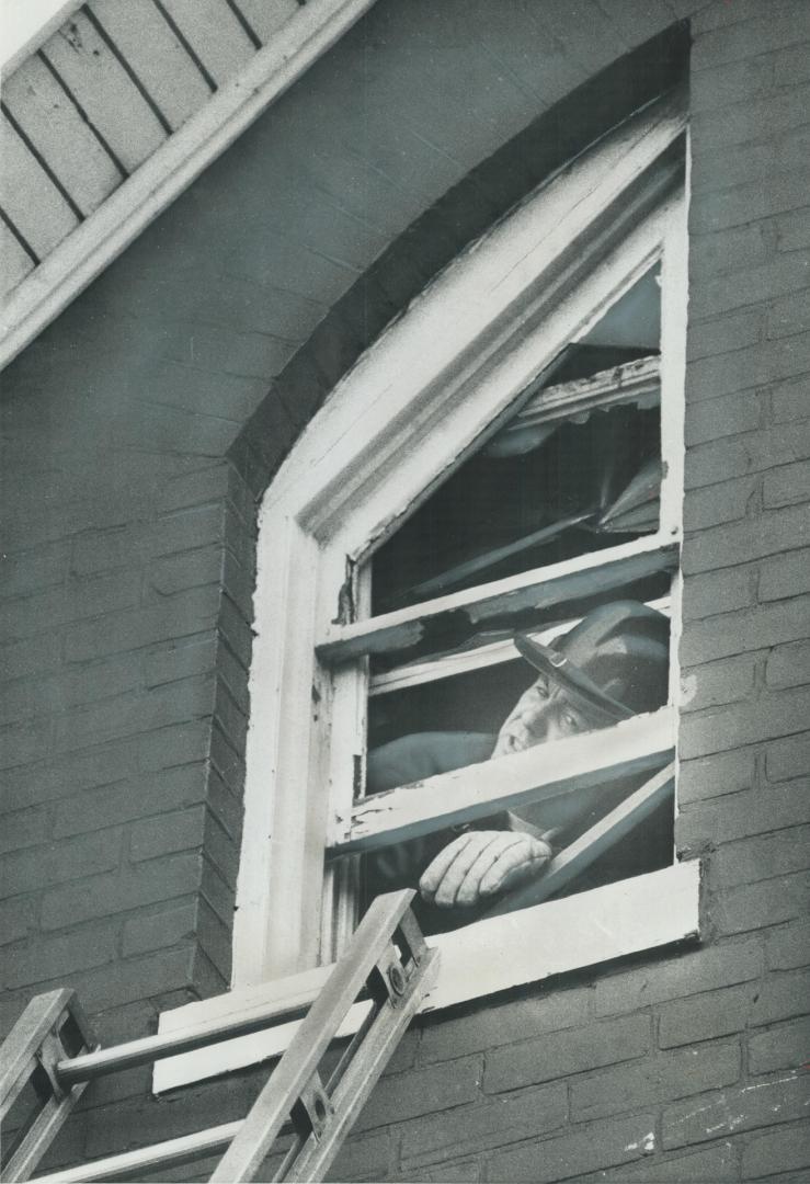 A Heroic fireman was too late. A 6-month-old baby died after a fire in this Gerrard St. E. home where a firefighter gropes desperately for a ladder. F(...)