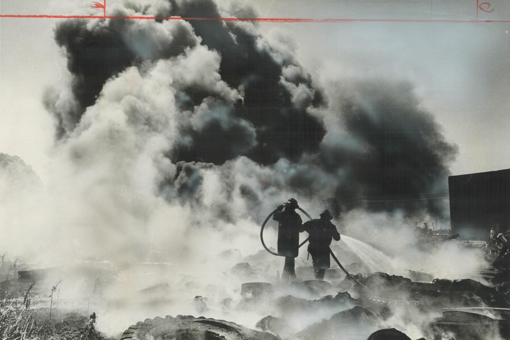 Tire smoke blackens sky near airport, Think, black smoke rises above a vacant lot near Toronto International Airport yesterday as firemen battle blaze(...)