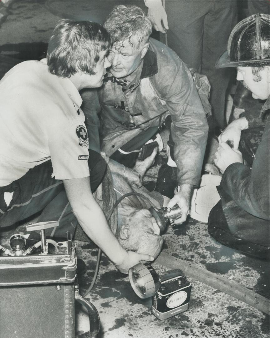 Firemen give roomer oxygen. Toronto firefighters give oxygen to elderly roomer they found in smoke-filled Jarvis St. house last night. The unidentifie(...)