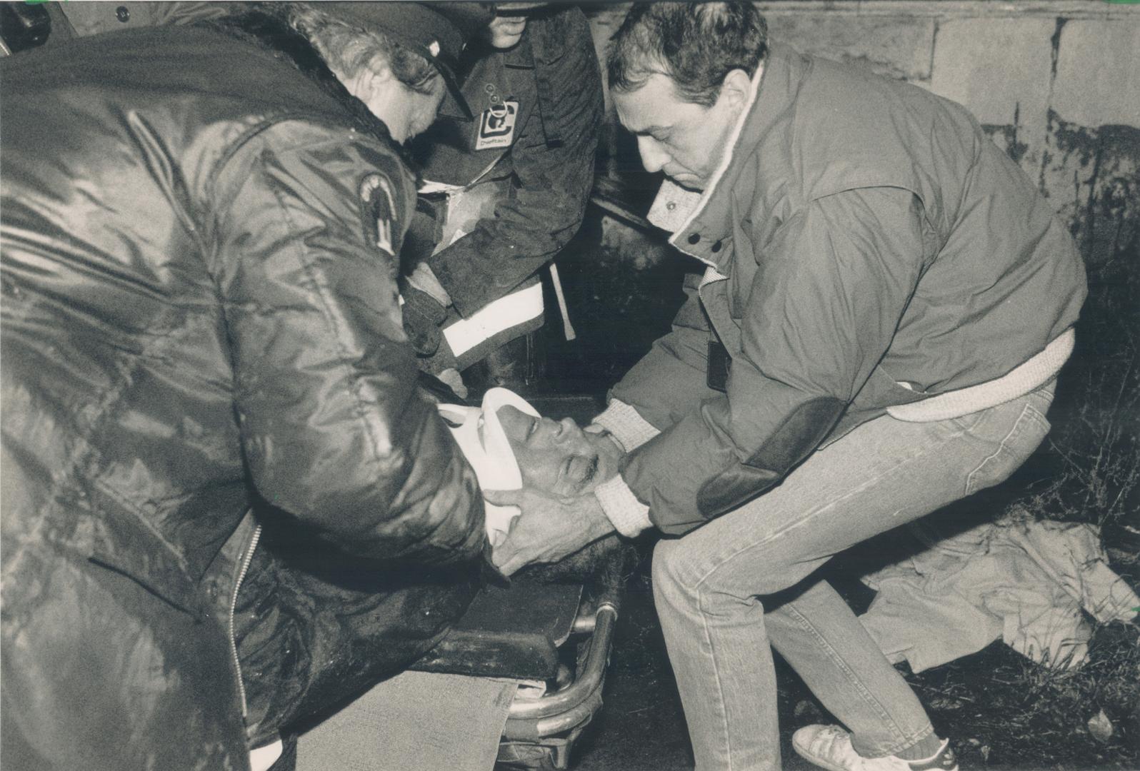 Firefighters hurt in fall. Ambulance attendants and firefighters carry Captain Stan Payne from a burning empty house on Berkeley St. near Front St. Pa(...)