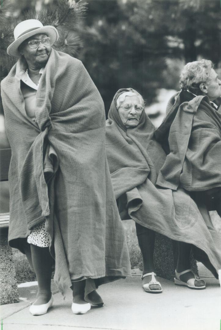 Seniors flee blaze. Wrapped in blankets from emergency crews, seniors wait outside their Bathurst St. building, near Sheppard Ave., In North York afte(...)