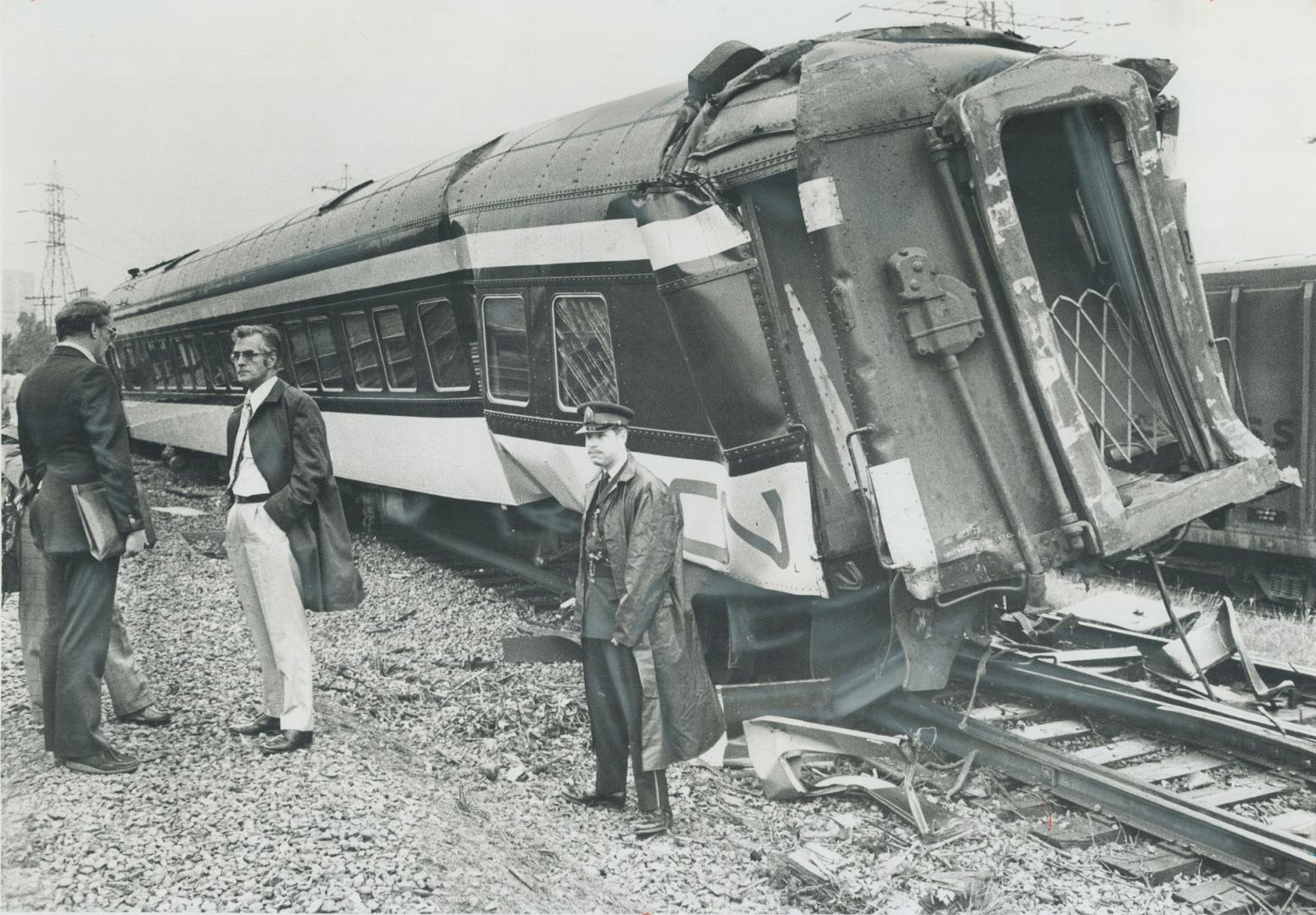 Seats tore loose on impact and 31 people were hurt yesterday when four coaches of CNR's Toronto-to-Barrie commuter train veered off main line into sid(...)