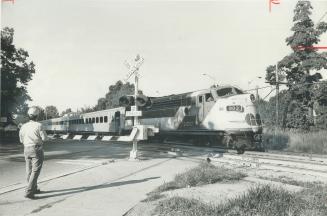 Killer crossing. There are traffic barriers, warning bells and signal lights at this Canadian National Railway level crossing at Lorne Park Rd. in Mis(...)