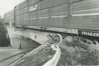 Derailment closes Greenwood Ave