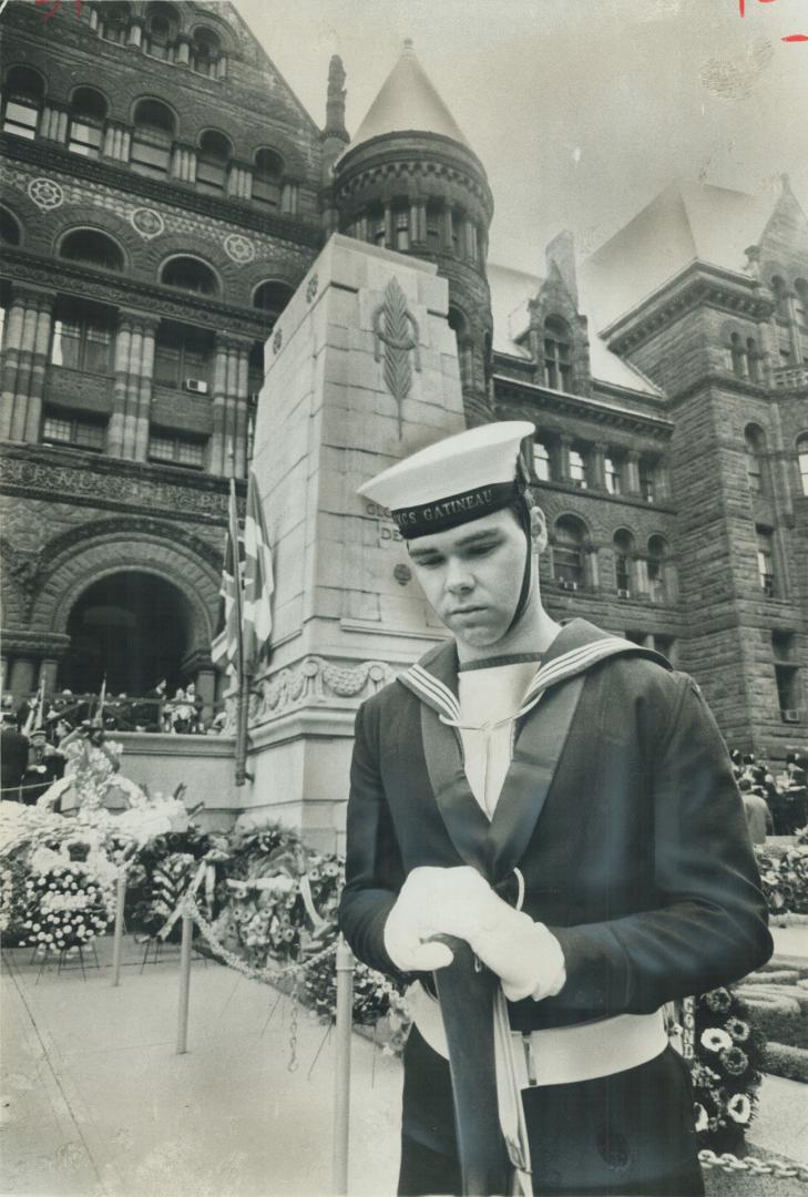 A silent city remembers. Honor guard at old city hall stands with bowed head today as the chimes tolled at 11 a.m. to mark the 50th anniversary of the(...)