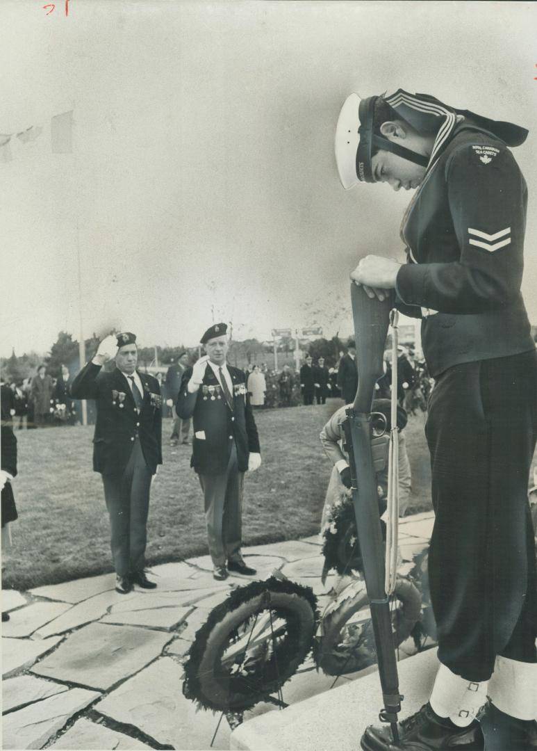 '. . . As we who are left grow old'. With head bowed over his reversed rifle, Paul Boulding, 16, Royal Canadian Sea Cadets, stands guard at Cenotaph i(...)