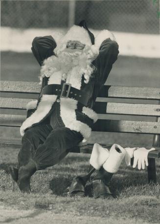 Santa's warming up. Yesterday's mild temperatures and bright sunshine proved too enticing even for a busy Santa Claus. Don Roswell, 67, relaxes during(...)