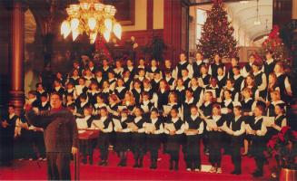 100 voices strong. Under the direction of choir master Mitch Bondy, 100 Grade 5 and 6 students from Northlea Public School in East York sing Christmas(...)