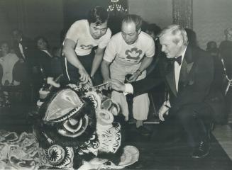 Slumbering Lion awakes. Ontario Premier William Davis took part in the ceremonial dotting of the Lion's eyes last night at the Chinese New Year's Danc(...)