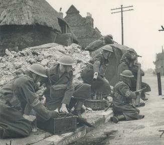 No one can say that the Home Guard lads of the Dover and Folkestone area, on the English channel, aren't ready for any evantuality. Here they indulge (...)