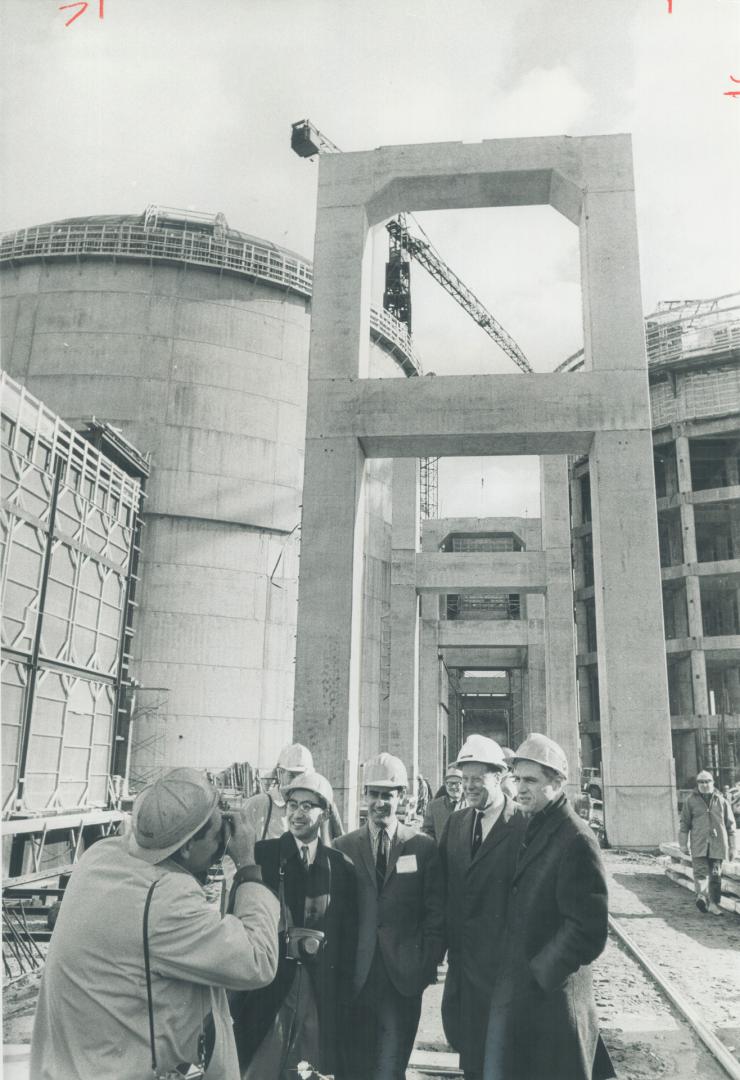 Atomic men see pickering. Members of the international Atomic Industrial Forum don hard hats for a close-up tour of Ontario Hydro's nuclear power stat(...)