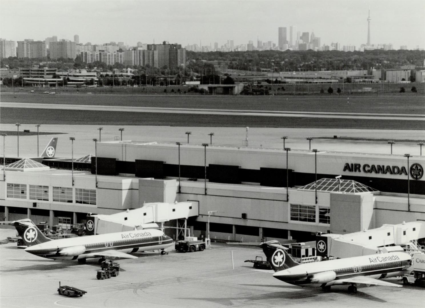 Aviation - Airports - Canada - Ontario - Toronto - Pearson International - Planes - 1990