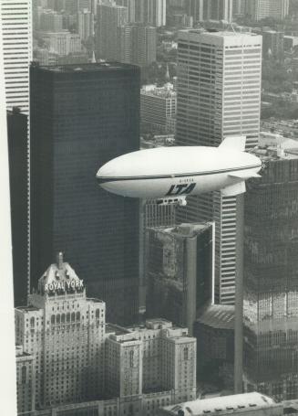 Blimp blips Toronto skyline. The Canadian-made airship, Skyship 500, cruised by Toronto with downtown skyscrapers setting the backdrop today during on(...)