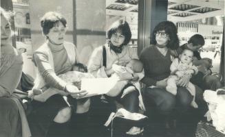 Lunch time. Two dozen babies got a public feeding today when their mothers staged a nurse-in at Cumberland Terrace in portest against the expulsion of(...)