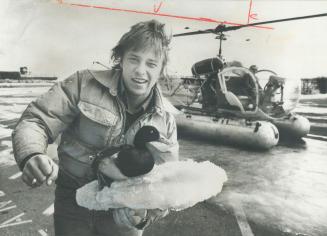 Cold duck freed from the ice. Rescuing ducks and Canada geese frozen in the ice at the foot of Spadina Ave., Dale Griffin, 22, carries a mallard he ha(...)