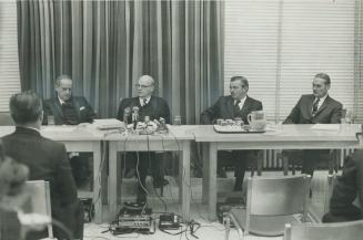 Gentlemen of the press confront the four men who directed the epic 4 1/2-year investigation of the rise and fall of Atlantic Acceptance Corp. Left, Al(...)