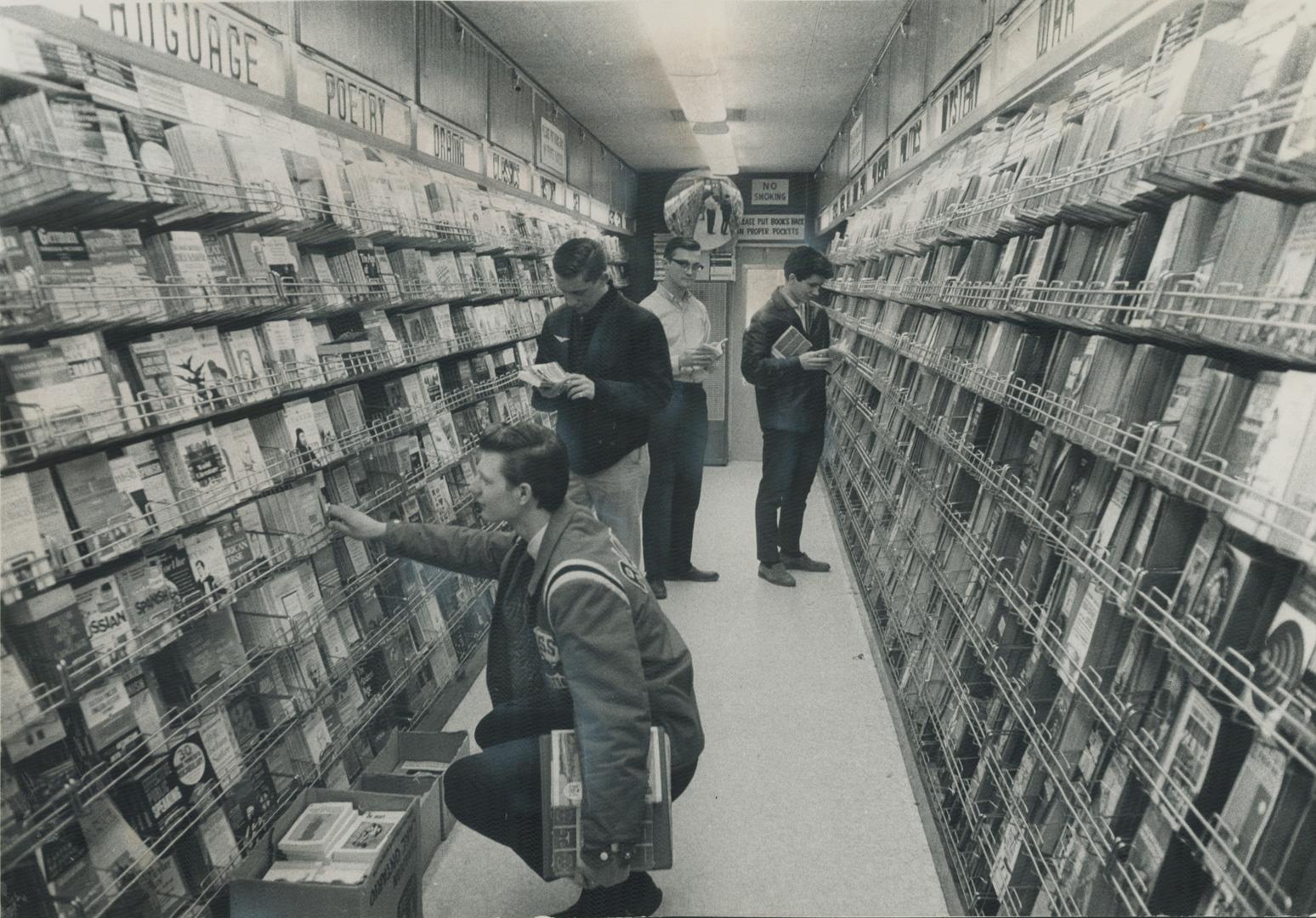 Books that come on wheels. Travelling book stores carrying up to 1,800 paperback titles have developed a brisk business at many high schools in the Me(...)