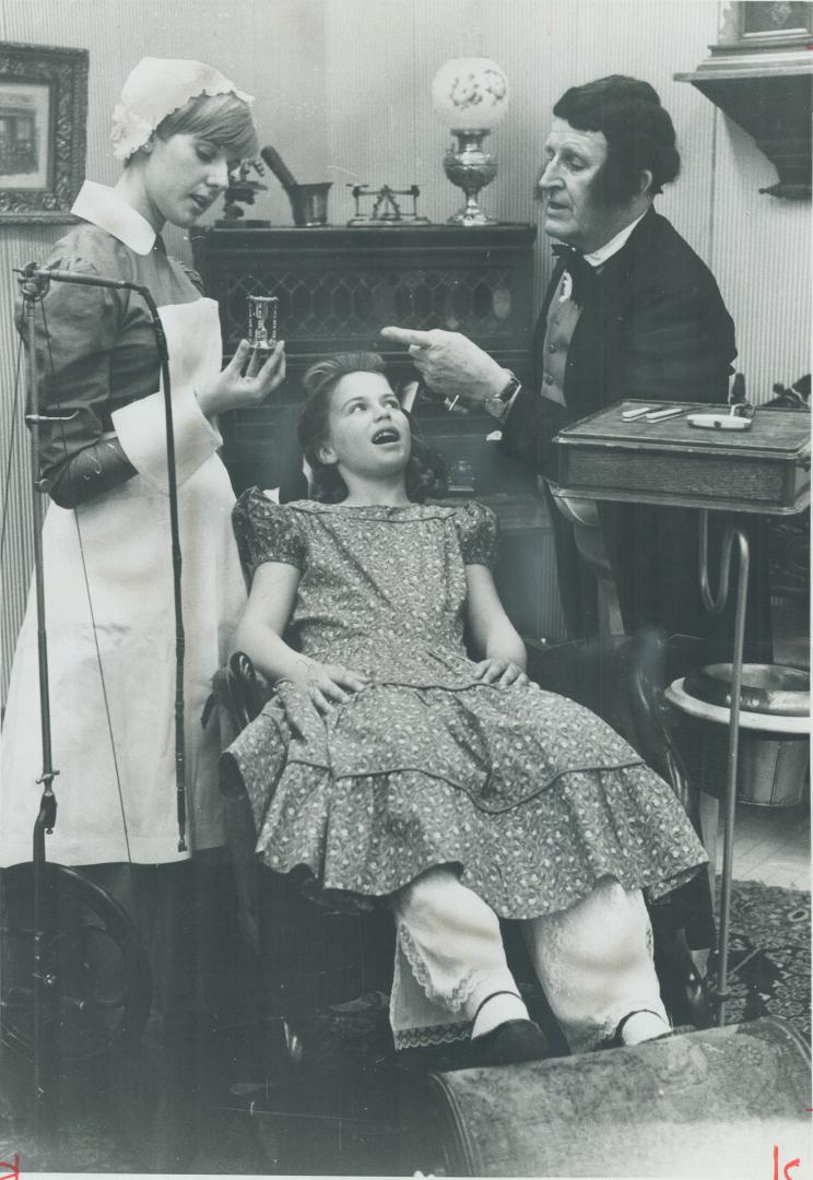 Dental centennial, A dental parlor of 100 years ago is on display at the University of Toronto's Faculty of Dentistry on Edward St. Re-enacting the pa(...)