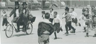 Schoolyard tour in 1867 style. Anyone passing by Davenport Public School yesterday would have thought he'd stepped into another century. And with good(...)