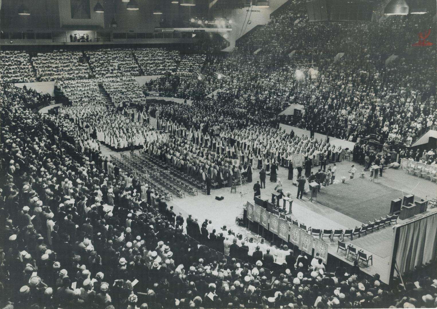 Maple Leaf Gardens was transformed into a magnificent kaleidoscope of color and sound as 17,000 filled its vast confines. Thirty minutes was needed fo(...)