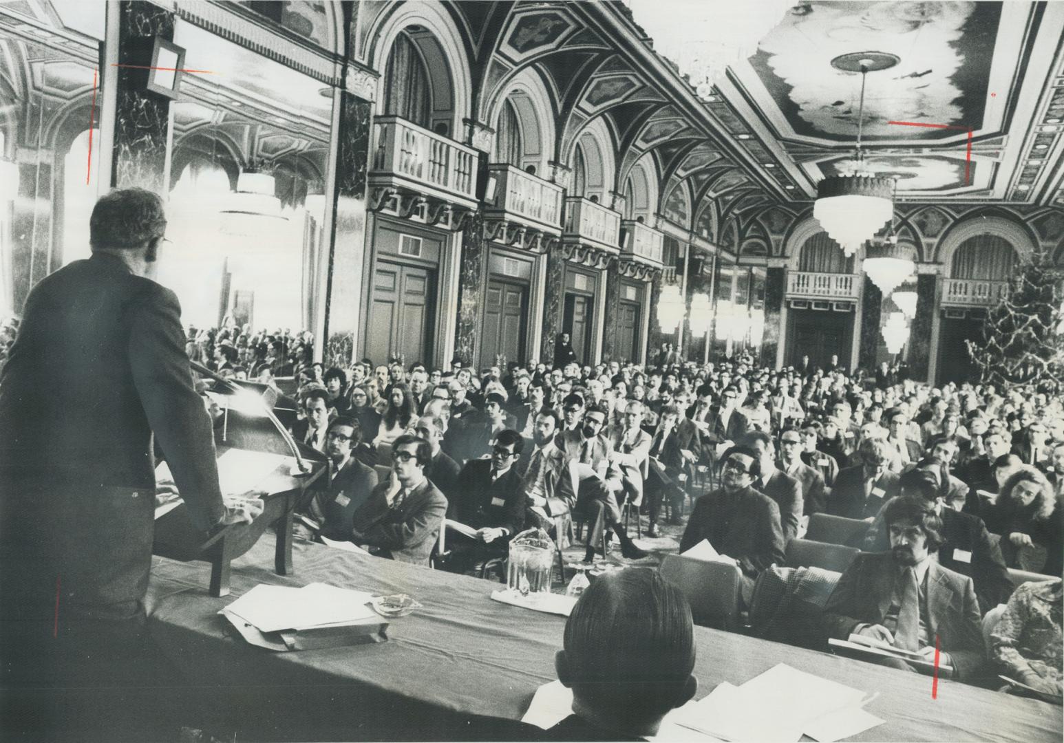 Some of the 8,000 North American economists attending the conference of the Allied Social Sciences Associations being held this year in Toronto listen(...)